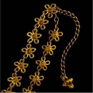 Vintage matte gold metal daisy belt